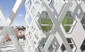 Geometric Pattern Design Drucke: A modern auditorium facade featuring a lattice design with hexagonal windows