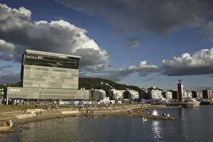 Modern Architecture Norway Drucke: Modern building on the beach with dramatic clouds in the sky