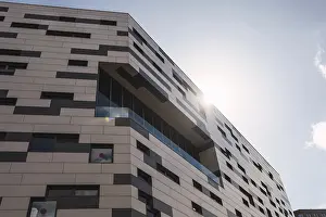Geometric Patterns Drucke: A modern building with geometric patterns