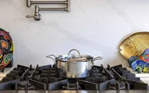 Contemporary Kitchen Architecture Drucke: Modern kitchenware and microwave in luxury designer kitchen