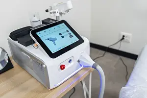 Gerahmter Druck : Moderne Lasermaschine mit Touchscreen-Interface, das ihre Funktionen zeigt. Gerahmter Druck : Moderne Lasermaschine mit Touchscreen-Interface, das ihre Funktionen zeigt.