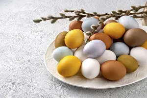 Traditional Easter Decorations Drucke: Modern natural dyed easter eggs