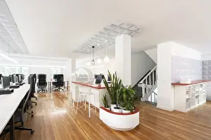 Modern Office Design Drucke: A modern open space office features sleek