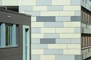 Bilder Datiert 19. Juli 2024: Zwei moderne, rechteckige blau-graue Gebäude.