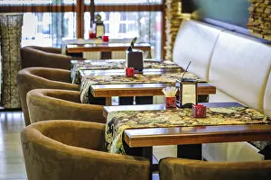 Modern Restaurant Interior Drucke: Modern restaurant interior with tables and sofas