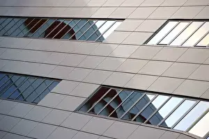 Deserted Office Space Photo Drucke: The modern rows of windows and facade panelling of an office