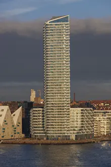 Empty Urban Environment Photoshoots Drucke: Modern skyscraper in evening light with distinctive architecture