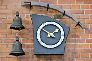 Drucke von Moderne Wanduhr und zwei Glocken, Kopenhagen, Dänemark Kopenhagen Drucke: Moderne Wanduhr und zwei Glocken.
