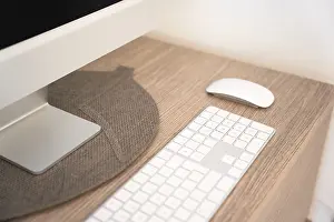 Desktop Computer Setup Drucke: Modern workplace with desktop computer