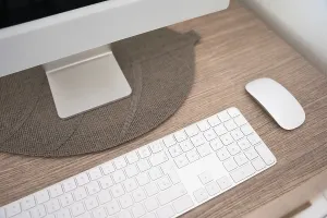 Modern Office Space Drucke: Modern workplace with desktop computer