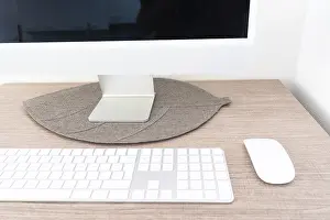 Empty Office Space Drucke: Modern workplace with desktop computer