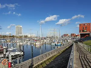 Gerahmter Druck : Der modernisierte Hafen auf Priwall.