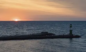 Drucke von Mole am Sonnenuntergang, Leuchtturm, Warnemünde, Rostock, Mecklenburg-Vorpommern, Deutschland Mole am Sonnenuntergang, Leuchtturm, Warnemünde ,Rostock ,Mecklenburg-Vorpommern ,Deutschland Ostmaulwurf Drucke: Mole am Sonnenuntergang, Leuchtturm, Warnemünde.