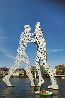 Molecule Man Berlin Drucke: Molecule man on the Spree, art