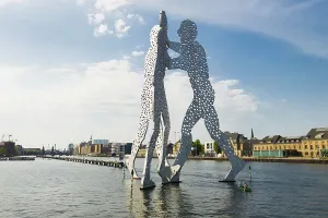 Molecule Man Berlin Drucke: Molecule man on the Spree, art