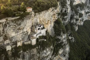Veneto Abbey Drucke: Monastery on a slope in a gorge