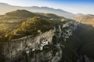 Madonna Della Corona Italy Drucke: Monastery on a slope in a gorge