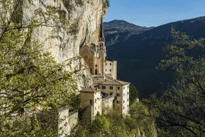 Veneto Abbey Drucke: Monastery on a slope in a gorge