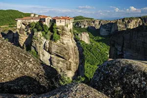 Drucke von Kloster von Varlaam und Kloster Rousanou in der berühmten griechischen Touristendestination Meteora in Griechenland am Sonnenuntergang mit landschaftlichem Panorama Meteora Drucke: Kloster Varlaam
