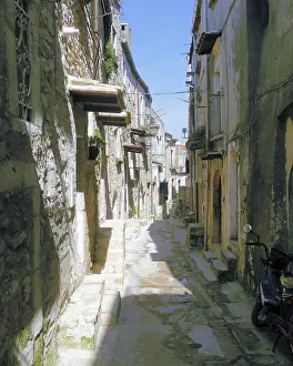 Drucke von Monte sant'angelo, puglia, italien, Alte Steinbauten säumen eine malerische Gasse mit einem Roller auf der Straße Monte sant'angelo, puglia, italien Verwandte Bilder Drucke: Monte Sant'Angelo, Puglia