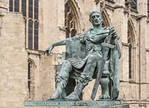 Drucke von Ein beeindruckendes Denkmal für Kaiser Konstantin den Großen in der Nähe des York Minsters, einer der größten gotischen Kirchen Englands York Drucke: Emperor Constantine der Große vor York Minster in York, England