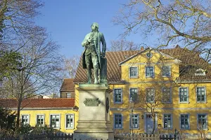 Drucke von Denkmal für Gotthold Ephraim Lessing, Gelbes Haus, Frühling, Braunschweig, Niedersachsen, Deutschland Braunschweig Drucke: Denkmal für Gotthold Ephraim Lessing