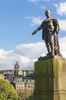 Drucke von Denkmal, Statue von David Livingstone, schottischer Missionar und afrikanischer Entdecker, Hinterhof der Altstadt, Edinburgh, Lothian, Schottland, Vereinigtes Königreich Alte Und Neue Städte In Edinburgh Drucke: Denkmal, Statue von David Livingstone