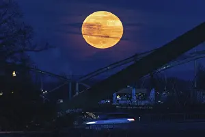 Frankfurt Full Moon Drucke: The full moon has risen over Frankfurt's eastern harbour area