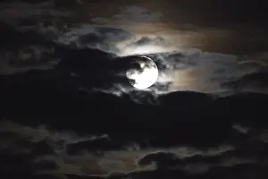 Full Moon At Night Drucke: Full moon shines through the clouds