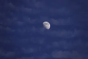 European Cloudy Skies Drucke: Moon behind veil clouds, Germany
