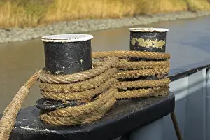 Lower Saxony Europe Drucke: Mooring corpse attached to bollards