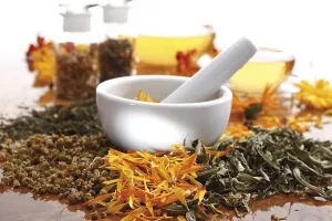 Alternative Healthcare Drucke: Mortar and pestle with chamomile