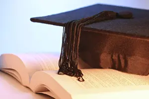 University Graduate Drucke: Mortarboard and book
