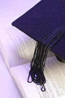 University Graduate Drucke: Mortarboard and book