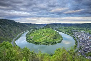 Moselle Valley Germany Drucke: Moselle loop, cloudy sky, Bremm