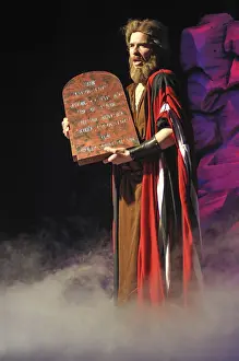 Moses Ten Commandments Drucke: Moses with the Ten Commandments in a Biblical stage performance