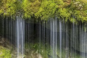 Moss Grown Rocks And Waterfalls Drucke: Moss-covered rocks and waterfall