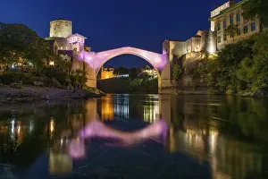 Bosnien Und Herzegowina Drucke: Die Brücke von Mostar bei Nacht, eine osmanische Brücke in Mostar.