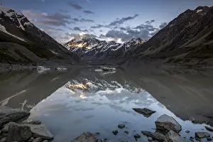 Glacial Lake Photography Drucke: Mount Cook is reflected in the Hooker Lake