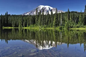 Washington State Nature Reserve Drucke: Mount Rainier mirroring itself in Reflection Lake