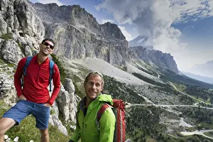 Italian Alps Landscape Drucke: A mountain guide and client looking up and checking out the climbing route before them