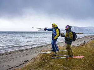Winter Sports Tourism Drucke: Mountain guide points towards the next destination to his guest