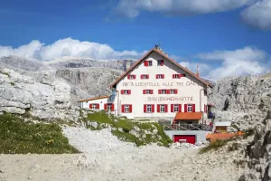 Hütte der Dreizehn Zinnenspitzen im Alpenrücken des Wetterstein-Gebirges in Bayern