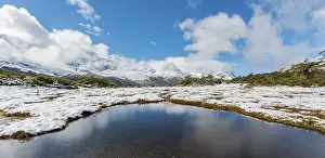Uninhabited Mountain Top Scene Drucke: Mountain lake at the summit of Key Summit