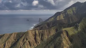 Spanish Mountainous Region Drucke: Mountain landscape with dramatic clouds over the ocean