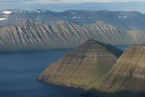 Atmospheric Coastal Scene Drucke: Mountain landscape in the evening light