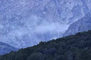 Drucke von Berglandschaft in der Nähe von La Pobla de Segur, Andorra, Spanien Andorra Drucke: Berglandschaft in der Nähe von La Pobla de Segur.