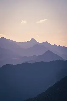 Remote Highland Scenery Drucke: A mountain landscape at sunset