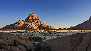 Spitzkoppe Granite Rock Drucke: A mountain in Namibia in glowing evening light