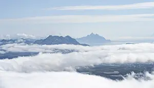 Stornappstinden Summit View Drucke: Mountain peaks above the clouds